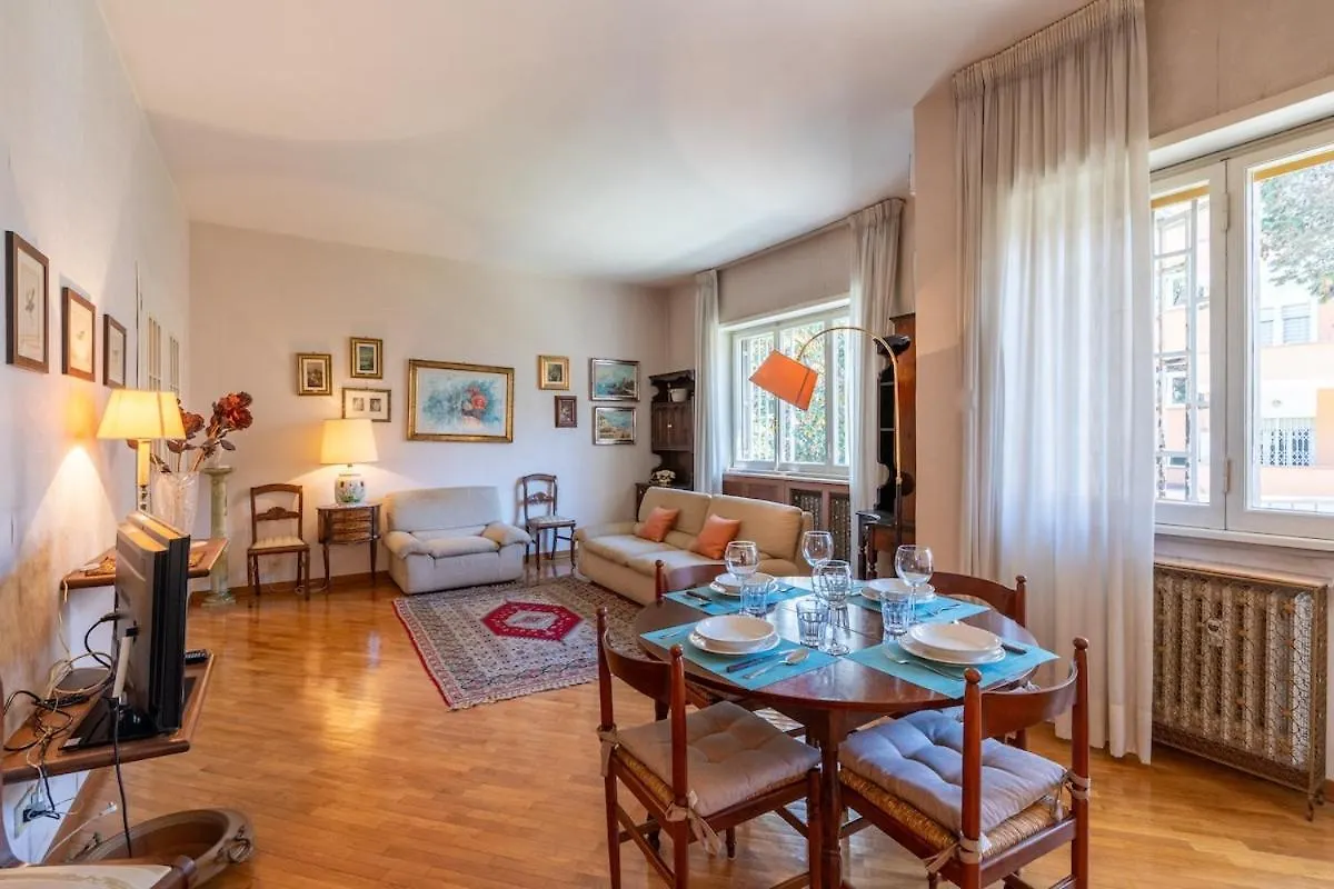 Daire Colosseum 15 Minutes Away Big, Bright & Central Roma İtalya